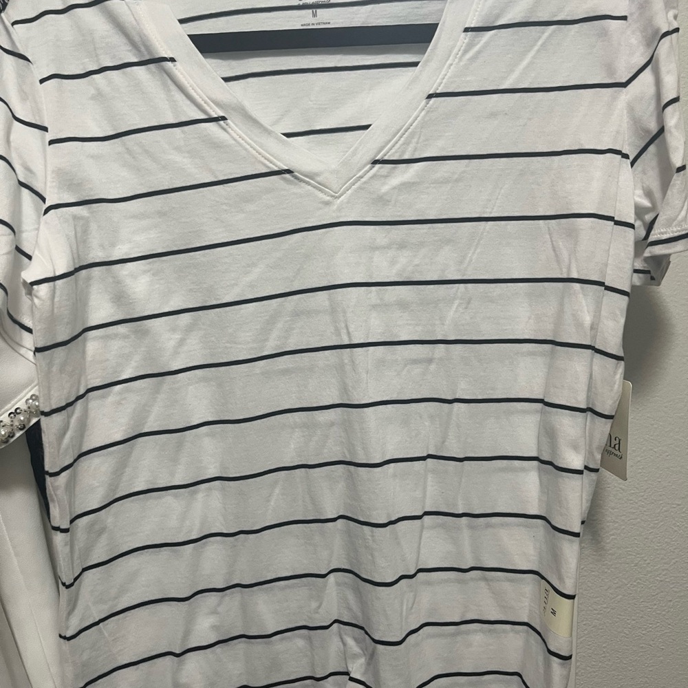 ANA jcpenney Women's White and Black Striped V-Neck Top medium nwt - Picture 2 of 3